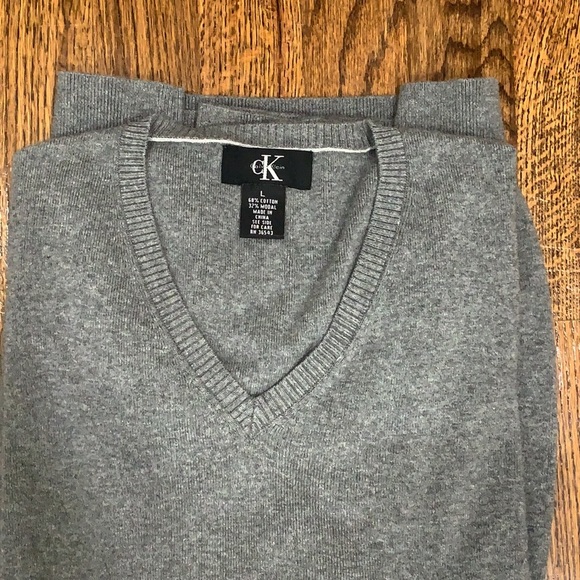 Calvin Klein V-Neck Sweater. - Picture 2 of 6